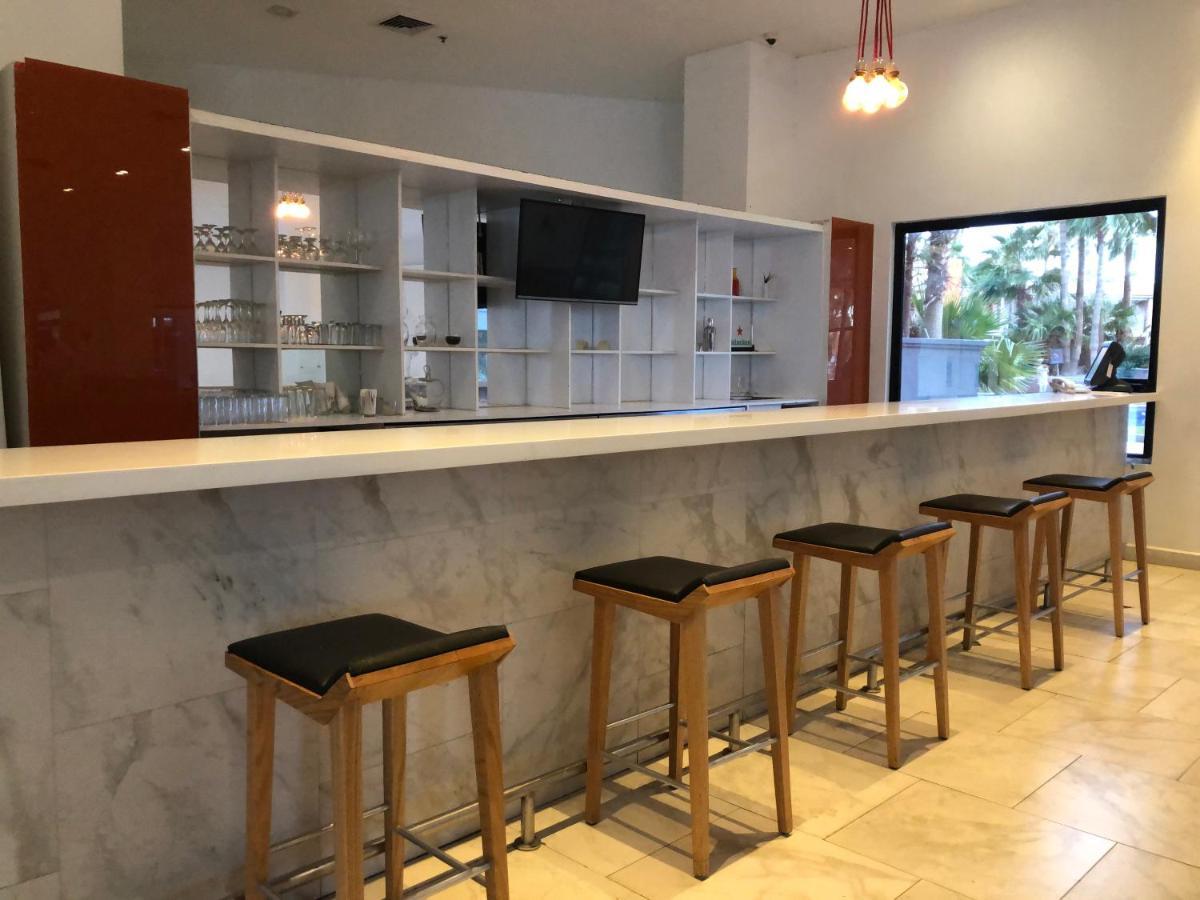 墨西卡利皇家酒店 外观 照片 The bar at the 2018 Commonwealth Games athletes' village