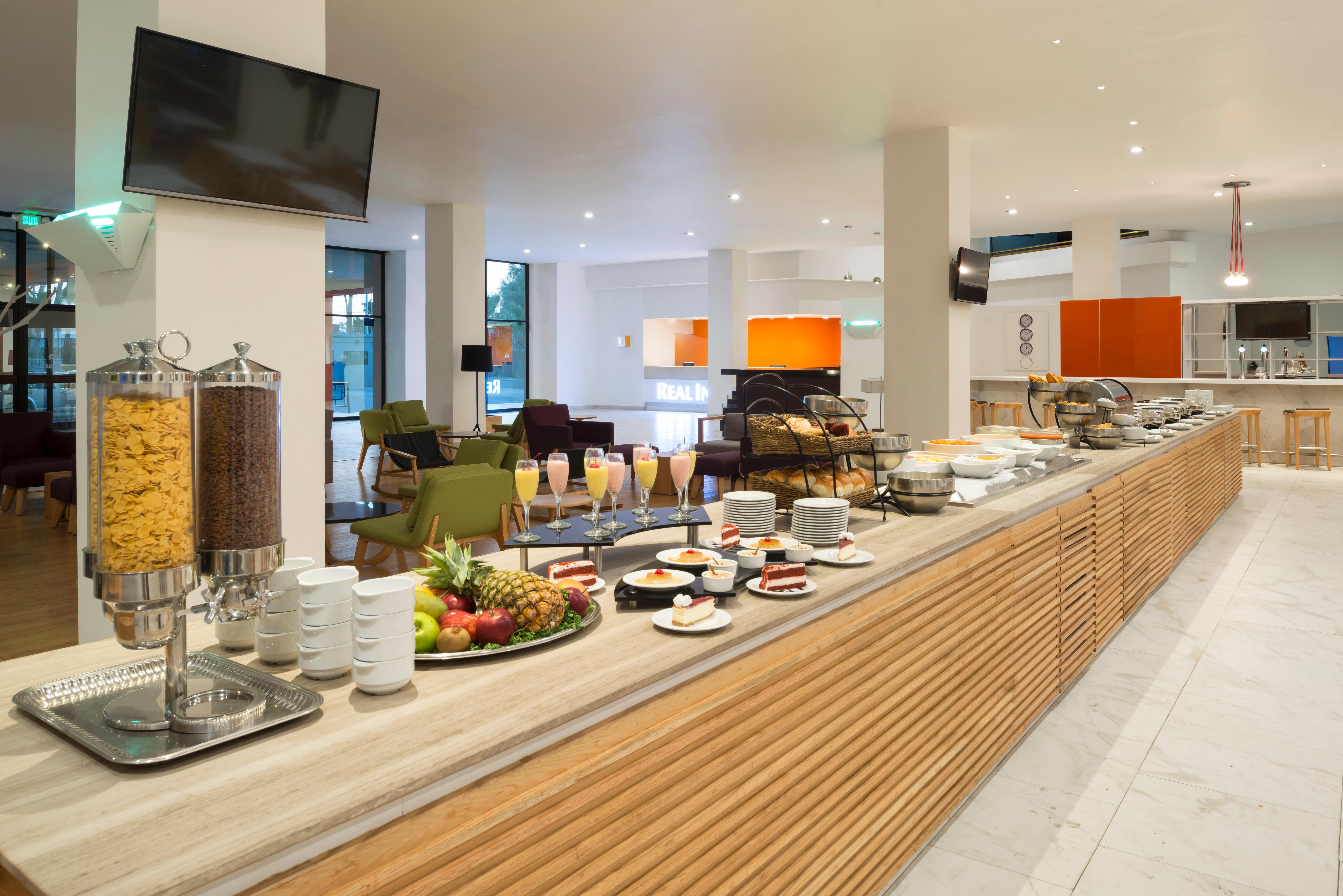 墨西卡利皇家酒店 外观 照片 The lounge at London Heathrow Airport