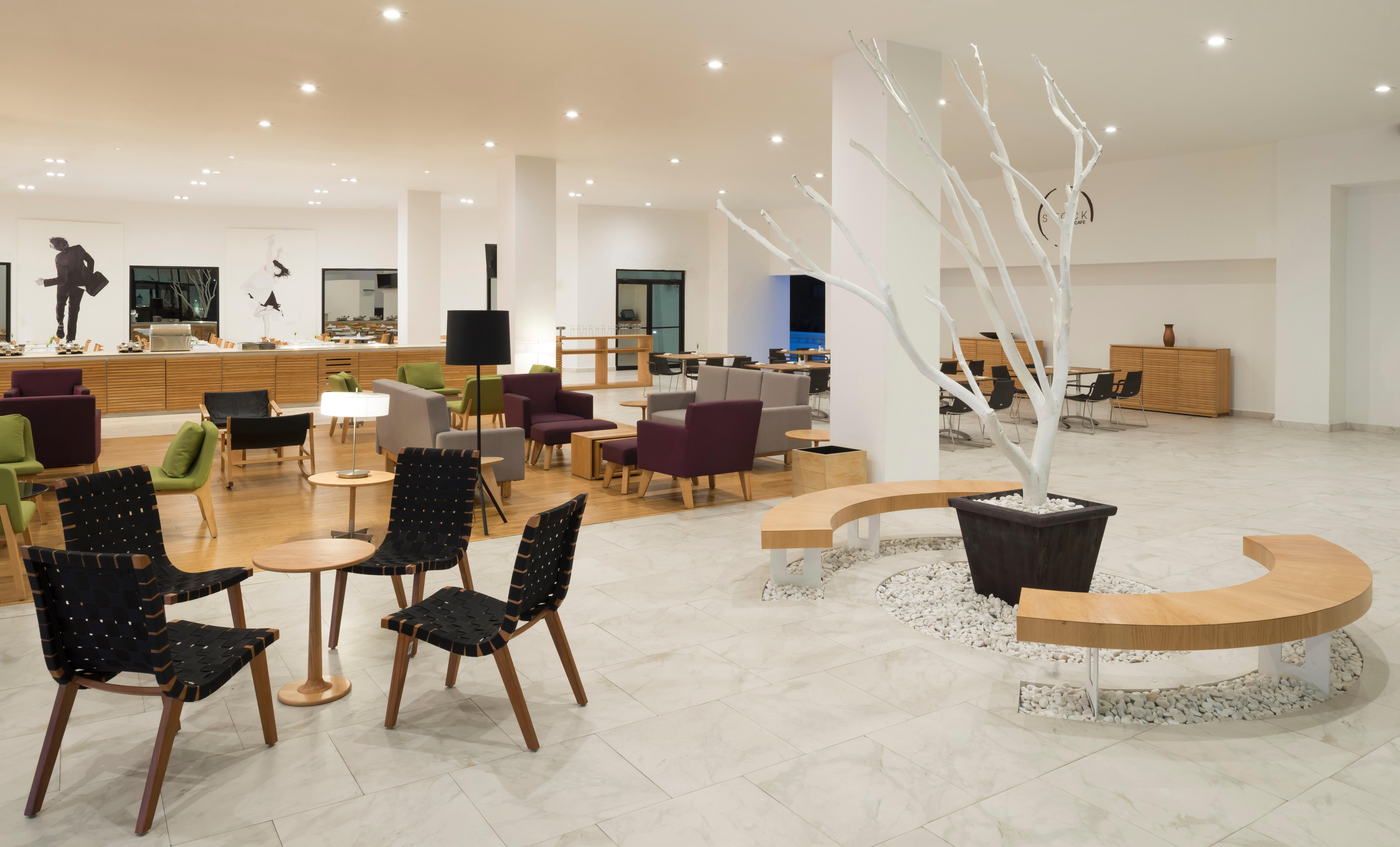 墨西卡利皇家酒店 外观 照片 The lounge at the airport