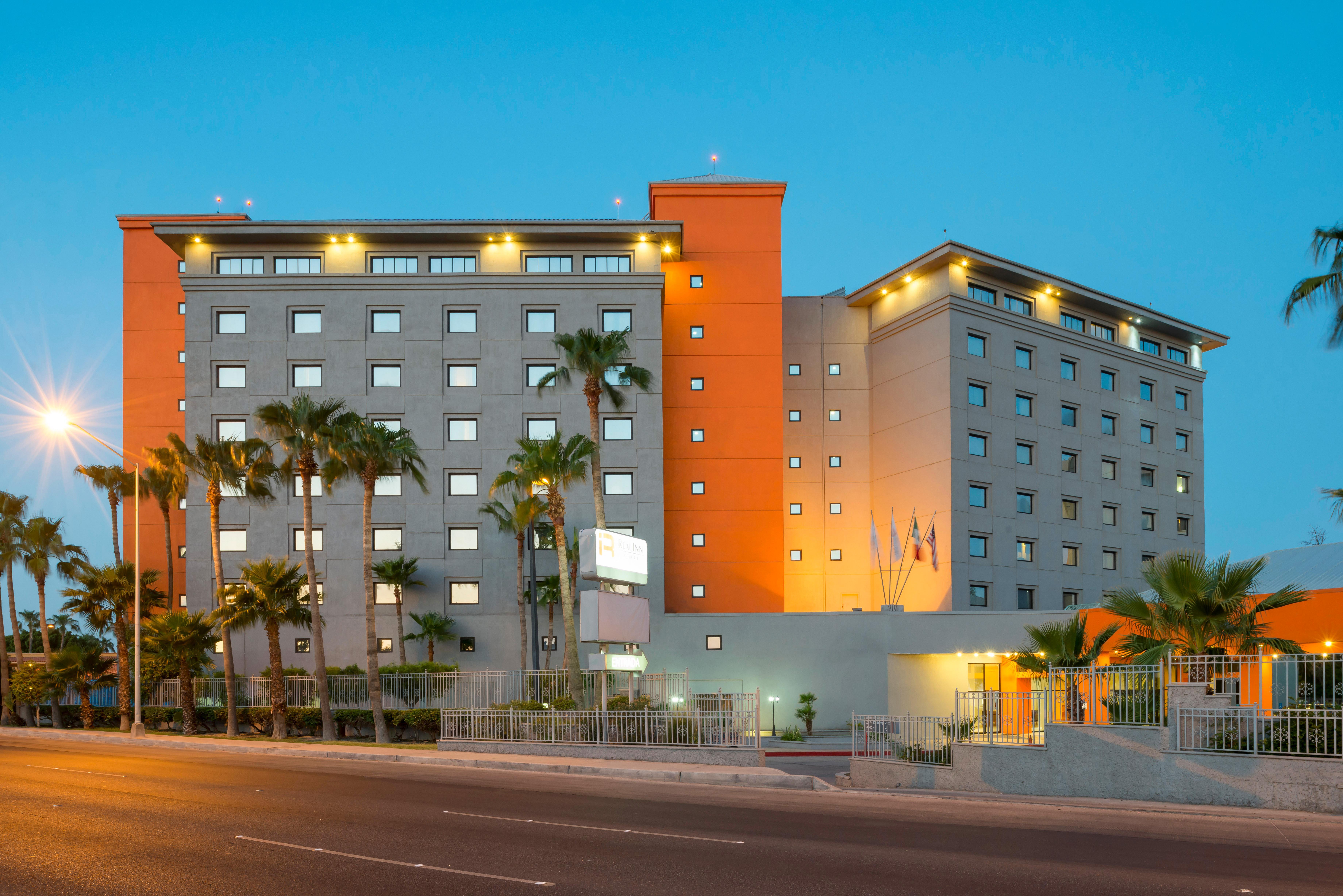 墨西卡利皇家酒店 外观 照片 The new residence halls at the University of Arizona Global Campus