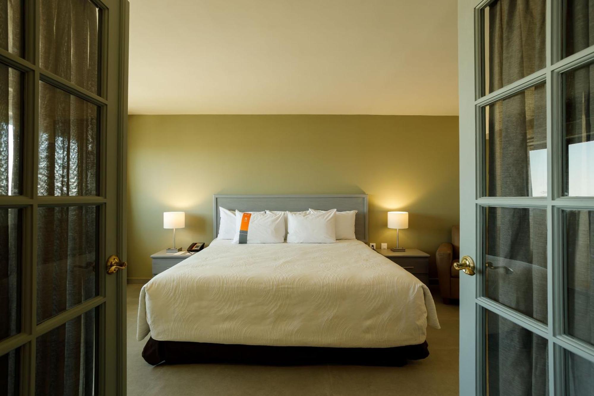 墨西卡利皇家酒店 外观 照片 A bedroom at the Inn at the Opera