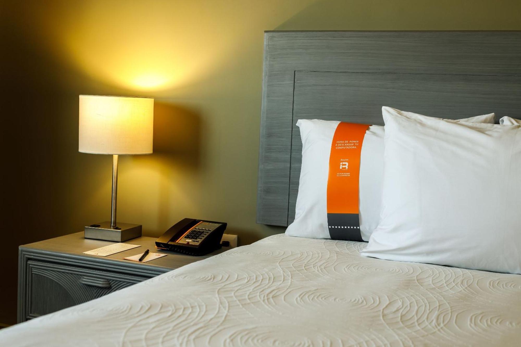 墨西卡利皇家酒店 外观 照片 A pillow with a "soft" tag